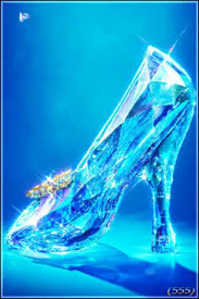 Qui a glissé la pantoufle de verre dans le sac d'Alex le soir du bal chez Cendrillon ?