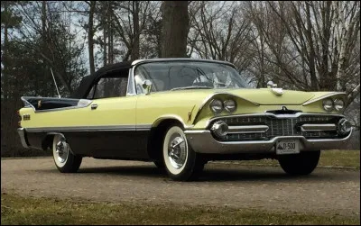Quand on pense à l'opulence américaine de l'automobile, on pense à Cadillac. Mais la firme qui a produit ce modèle n'était pas en reste. Quelle est cette voiture, loin d'être passe-partout ?