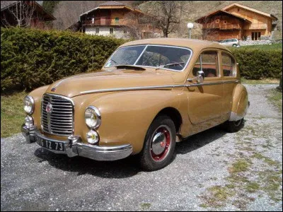 Son coût de construction ainsi que le climat restrictif d'après-guerre auront raison de la carrière de cette berline française aux solutions techniques avancées :