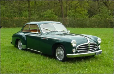 Cet imposant coupé à moteur six cylindres dérive d'une voiture d'avant-guerre. Cette voiture sera le chant du cygne de son constructeur, faute d'être adaptée à son temps :