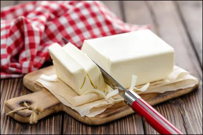 Changeons de continent. Qu'essaie de vous faire comprendre votre ami québécois s'il vous dit que la personne à côté de vous "swigne dans le beurre" ?