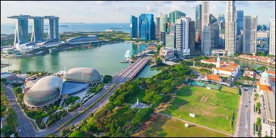 Un détroit est un bras de mer plus ou moins long et resserré entre deux côtes, mettant en relation deux étendues marines. À côté de quel détroit la ville de Singapour se situe-t-elle ?