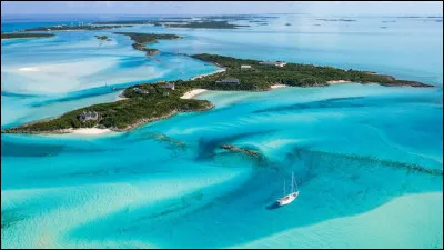 L'archipel des Bahamas occupe environ 700 îles et îlots des îles Lucayes situées dans l'océan Atlantique. Où cet archipel se trouve-t-il par rapport à la Floride ?