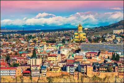 Tu es là ? D'accord, commençons ! Avec une superficie de 726 kilomètres carrés, la ville de Tbilissi abritait 1 113 000 habitants en 2016. Quel pays a Tbilissi pour capitale ?