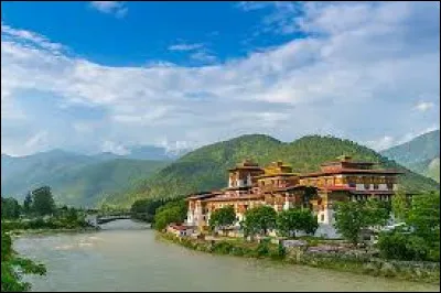 Dhaka est la capitale du Bhoutan.