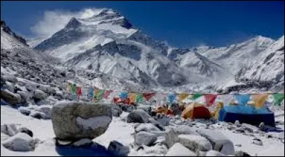Le Cho Oyu est un sommet culminant à 8 188 mètres d'altitude, à la frontière entre le Tibet, en Chine et le Népal, dans l'Himalaya.