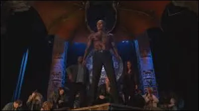 Dans quelle saison Lucifer récupère-t-il son visage des Enfers et ses ailes rouges suite à la prophétie ?