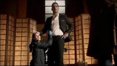 Que font Ella et Lucifer dans cette scène ?