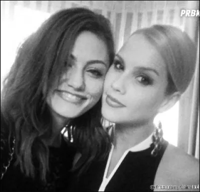 Dans quelle série Cléo (Phoebe Tonkin) et Emma (Claire Holt) ont-elles jouée ensemble ?