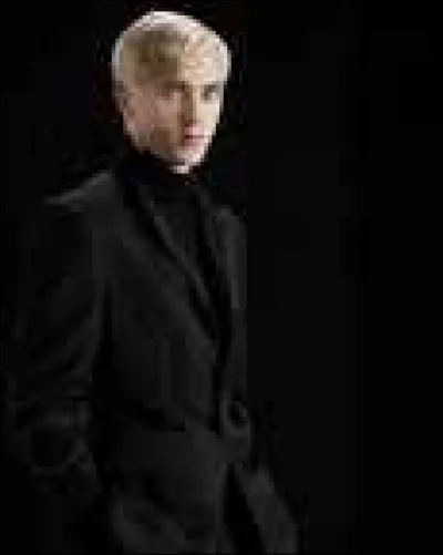 Quel professeur est chargé de protéger Drago Malefoy ?