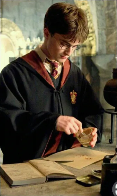 Quelle potion devait préparer Harry lors du premier cours avec son nouveau professeur de potions ?