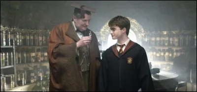 Quelle potion remet le professeur à Harry car il a réussi le défi donné par le professeur ?