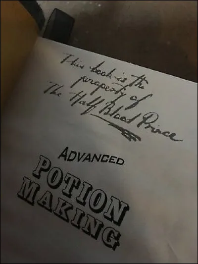 Pendant le cours de potions, Harry va emprunter un bouquin dans l'armoire et il écrit dans ce livre que le livre appartenait au prince de sang-mêlé ! Mais qui est en réalité le prince de sang mêlé ?