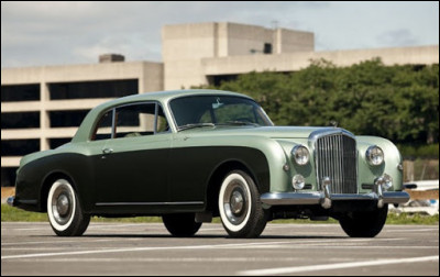 Cette Bentley, dont la berline de base pouvait être, à une calandre près, une Rolls-Royce, s'est habillée d'une belle tenue décontractée. 
Quelle est cette voiture et qui est son carrossier ?