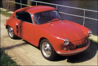 Ce coach réalisé chez les frères Chappe et Gessalin est le point de départ d'une grande aventure automobile française resuscitée depuis quelques années. 
Alors, par quel modèle tout a commencé ?