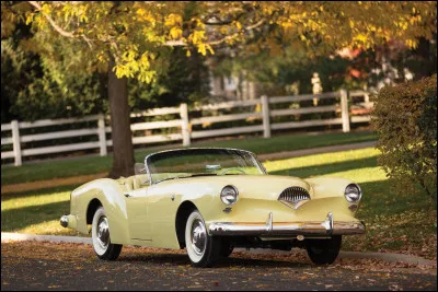 Cet impressionnant cabriolet américain, à défaut de V8, avait d'originales portières coulissantes. Comment s'appelle cette drôle de machine ?