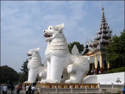Le chinthe est un animal fabuleux représenté dans plusieurs pays d'Asie du Sud-Est. On retrouve souvent ses statues à l'entrée des pagodes. Dans quelle religion le trouve-t-on ?