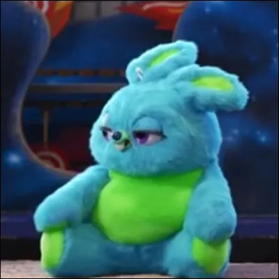 Quel est le nom de cette peluche lapin bleu qui est toujours liée à son acolyte Ducky ?
