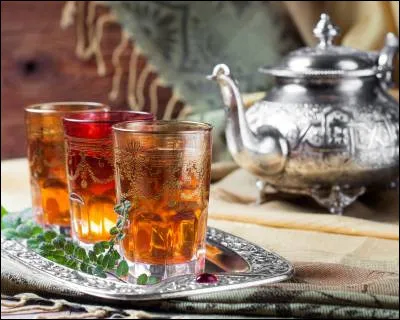 Traditionnellement, les Maghrébins servent du thé à la menthe deux fois par jour.