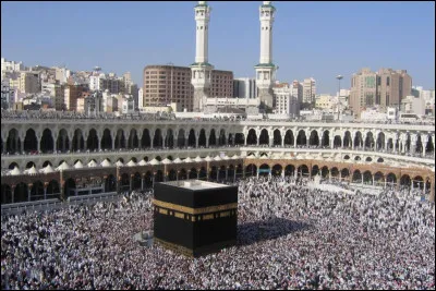 Comment s'appelle le grand cube noir qui se trouve à la mosquée de la Mecque ?