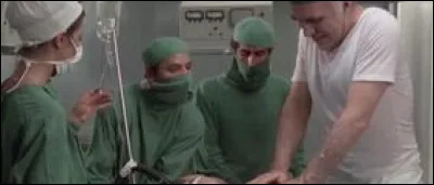 L'action se situe en province et Piccoli donne la réplique à Gérard Depardieu chirurgien. Quel est le titre de ce film de 1975 ?