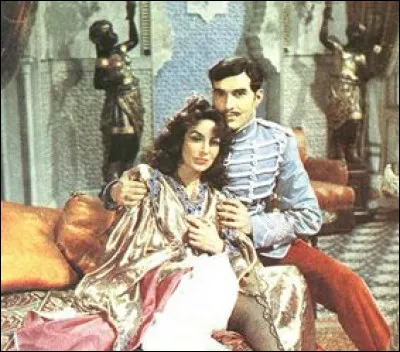 Dans quel film très riche en couleur fait-il une figuration plus que remarquable en 1954 ?