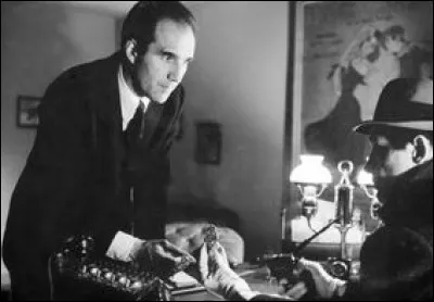 Piccoli a croisé dans sa vie Jean-Pierre Melville le maître du polar à la française dans "le Doulos" en 1962. Que signifie ce mot d'argot ?