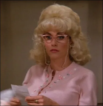 Comment s'appelle le bar année 90 dans lequel travaille Monica ?