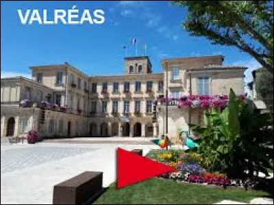 Nous terminons notre balade en région P.A.C.A., à Valréas. Ville viticole, dans l'Enclave des Papes, elle se situe dans le département ...