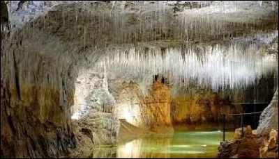 Je vous propose de faire un peu de spéléologie, dans les grottes de Choranche. Commune d'Auvergne-Rhône-Alpes, dans le massif du Vercors, elle se situe dans le département ...