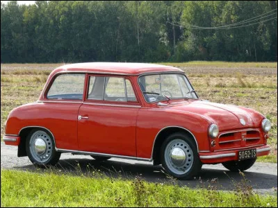 Traction avant et carrosserie en "duroplast". Cette petite voiture n'est rien de moins que l'ancêtre de la Trabant. Pourrez-vous trouver le nom de ce modèle ?