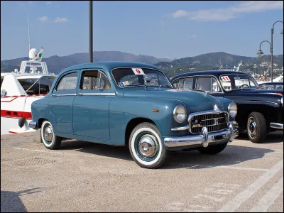 Cette berline haut de gamme est la première automobile de sa marque à adopter une caisse autoporteuse. Quelle est cette voiture ?
