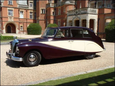 Cette limousine aux courbes généreuses concurrence la Rolls-Royce Silver Wraith. Et elle est encore plus rare que sa rivale. Pouvez-vous donner son nom ?