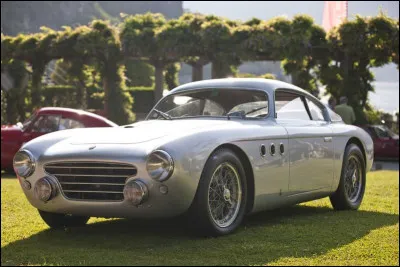 Cette belle italienne a fière allure avec ses entrées d'air circulaires. Quelle est cette rare berlinette destinée à la compétition ?