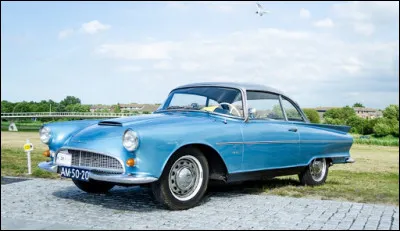 Ce joli coupé allemand fut clairement inspiré par la Ford Thunderbird… seulement pour l'esthétique. Saurez-vous trouver son identité ?
