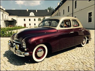 La marque qui fabrique ce modèle était réputée pour faire "les meilleures voitures de l'Est". Du coup, ça ne nous dit toujours pas ce que c'est comme voiture :