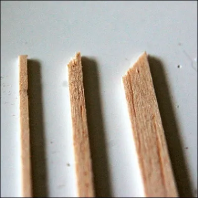 Quel bois léger est souvent utilisé au cinéma pour créer des objets destinés à être cassés ?