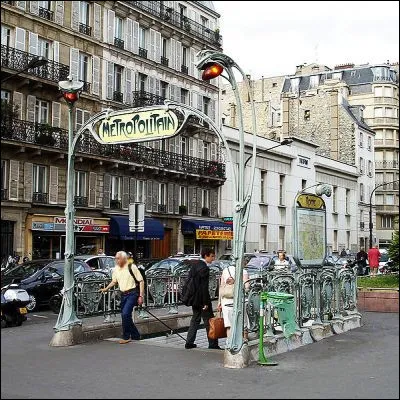 À quel architecte doit-on les entrées du métro parisien, monuments d'art nouveau classés ?