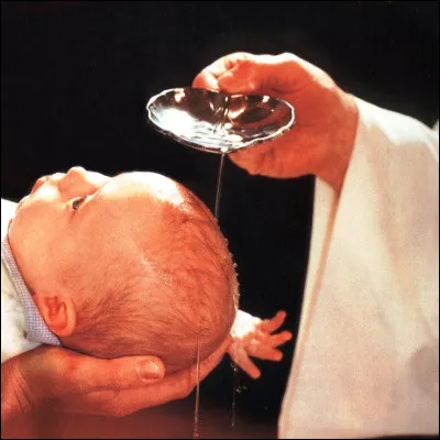 Traditionnellement, qu'offre la marraine lors d'un baptême catholique ?