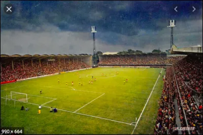 Quelle était la capacité de places assises du stade Marcel Saupin avant la démolition ?