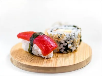 Ce sushi entouré d'un "ruban" d'algues est fait avec du...