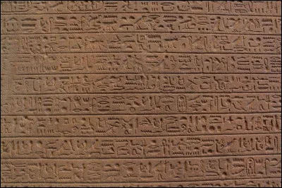 Qui a décodé les hiéroglyphes grâce à la pierre de Rosette ?