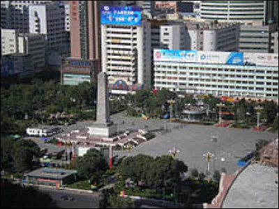 Pour la dernière question, restons en Chine, plus précisément à Ürümqi, la capitale de la région autonome ouïghoure du Xinjiang. 
Le 17 juin 2008, la Place du Peuple est le lieu de départ de la flamme sacrée lors du relais de la flamme des Jeux olympiques d'été de 2008.