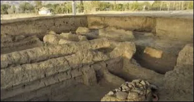 En quelle année a été découvert le site archéologique de Sarazm, situé au Tadjikistan et datant du quatrième millénaire avant Jésus-Christ ?