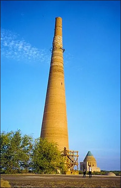 Quelle est la hauteur du Minaret de Kutlug Timur, situé à Konye-Urgench, dans le nord du Turkménistan ?