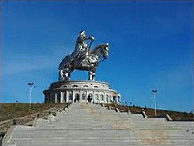 Quel est le poids de l'imposante statue équestre de Gengis Khan, située en Mongolie ?