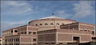 Restons encore un peu en Mongolie avec la cathédrale Saints-Pierre-et-Paul ressemblant à une yourte. En quelle année la cathédrale a-t-elle été construite ?