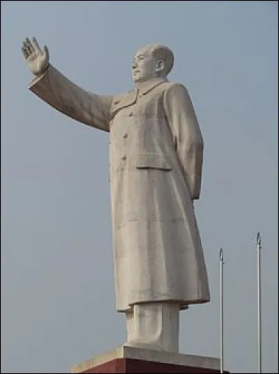 Direction la Chine, à Kachgar, ville de la région autonome ouïghoure du Xinjiang (ou Turkestan chinois). Quelle est la hauteur de l'une des dernières grandes statues de Mao Zedong en Chine ?