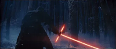 À cause de quoi la lame du sabre laser de Kylo Ren est-elle crénelée ?