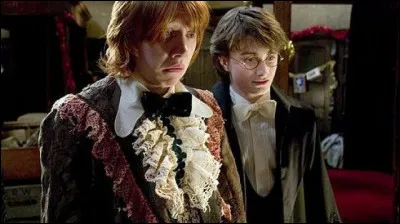 Dans ''Harry Potter et la coupe de feu'' durant le bal de Noël, Ron était le cavalier de Padma Patil.